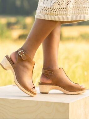 DANSKO LIZZY OULED PULL UP SANDALS IN TAN 38 7.5-8